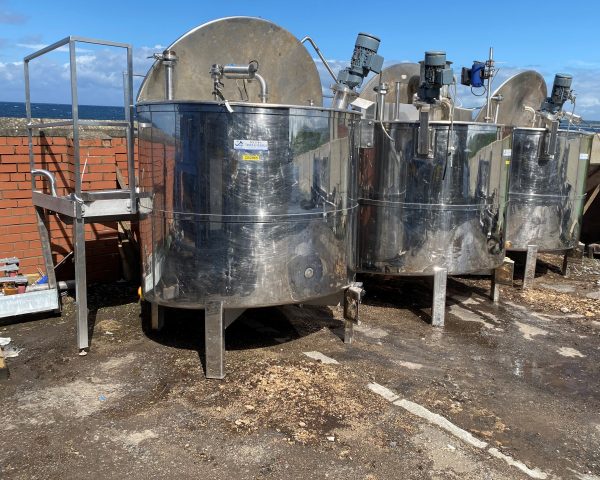 2,000_litre_stainless_steel_vertical_mixing_vessel_on_4_legs_with_top_mounted_mixer