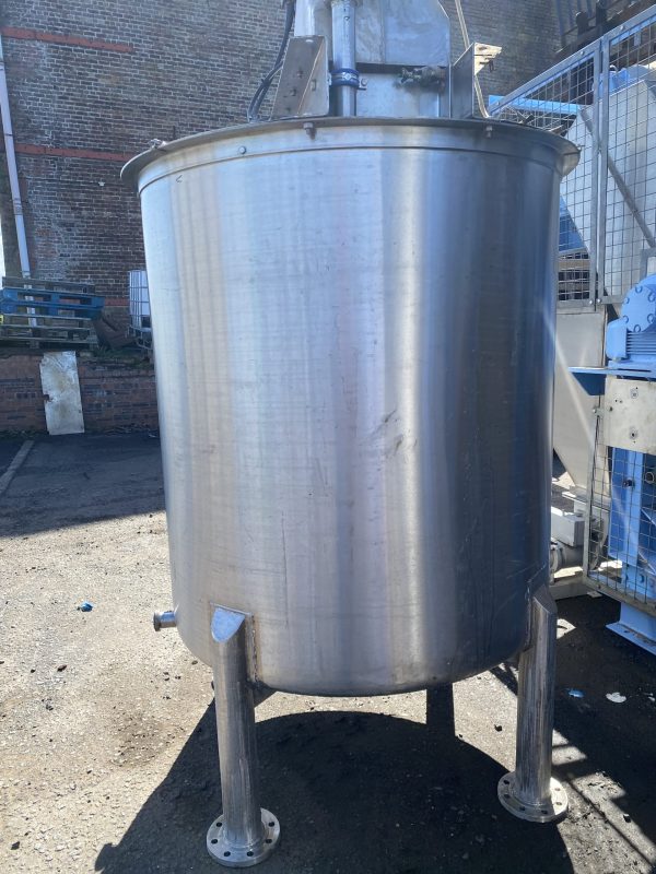 1,500_litre_stainless_steel_vertical_mixing_vessel_on_4_legs_with_top_mounted_mixer